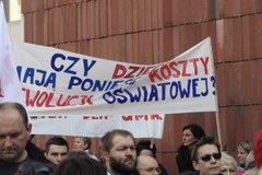 Krakowianie protestują przeciwko cięciom w oświacie
