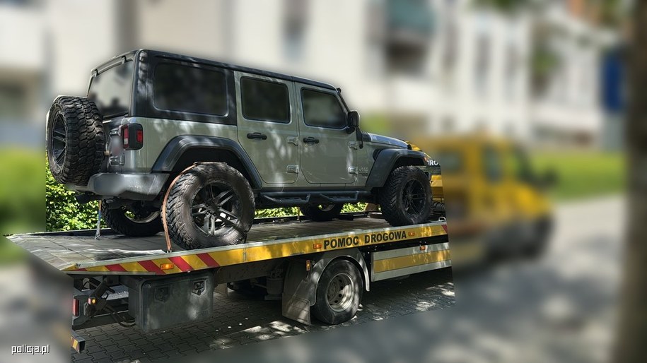 Krakowscy policjanci rozbili grupę handlującą środkami farmakologicznymi, szef grupy milionowe zyski lokował w zakup samochodów z USA. /KWP w Krakowie  /