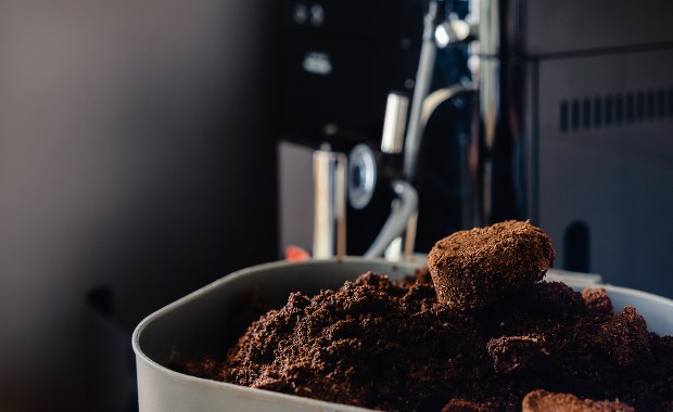 Krakowski ZZM poszukuje fusów z kawy do zimowego posypywania alejek