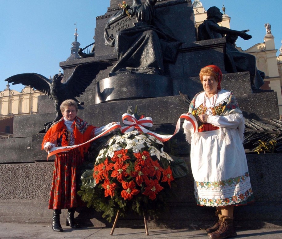 Krakowskie kwiaciarki u stóp pomnika Adama Mickiewicza na Rynku Głównym w 2003 roku /Jacek Bednarczyk /PAP