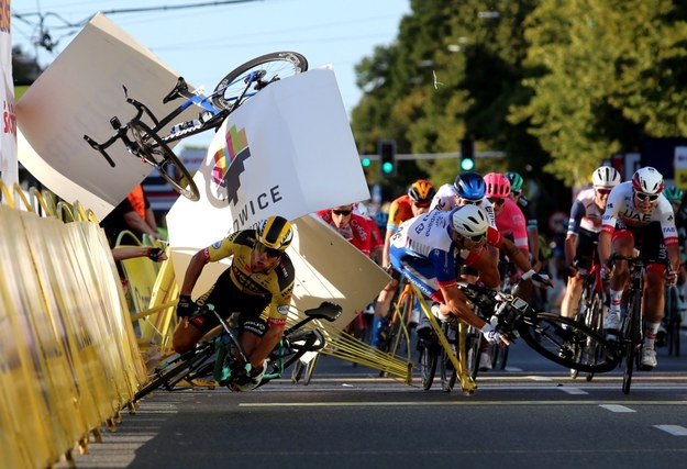 Kraksa na mecie 1. etapu wyścigu kolarskiego 77. Tour de Pologne z Chorzowa do Katowic / 	Andrzej Grygiel    /PAP