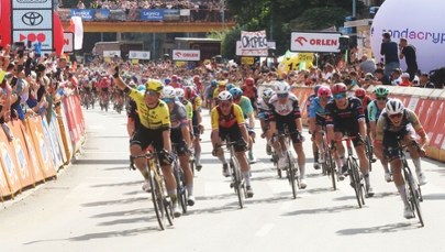 Kraksa na Tour de Pologne. Lider ma połamane żebra, co z jego występem?