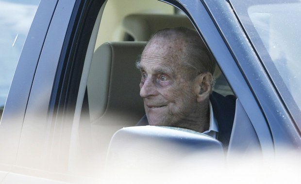 Kraksy go nie zrażają. Książę Filip znów za kierownicą. Bez zapiętych pasów