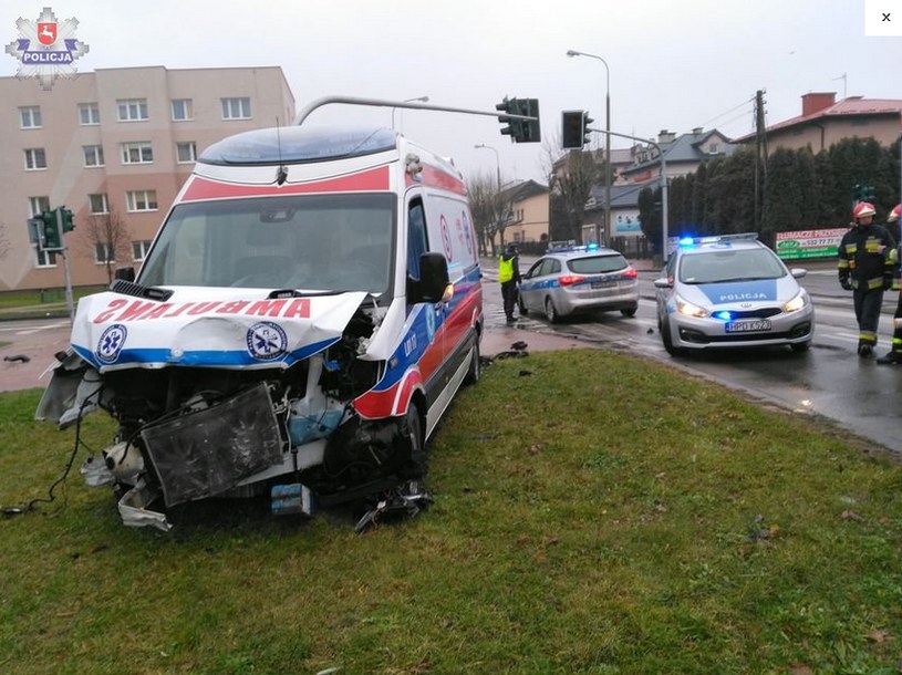Kraśnik: Zderzenie karetki z samochodem osobowym /lubelska.policja.gov.pl /