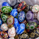 Kraszanki, drapanki i oklejanki. Jak tradycyjnie ozdabia się pisanki? 