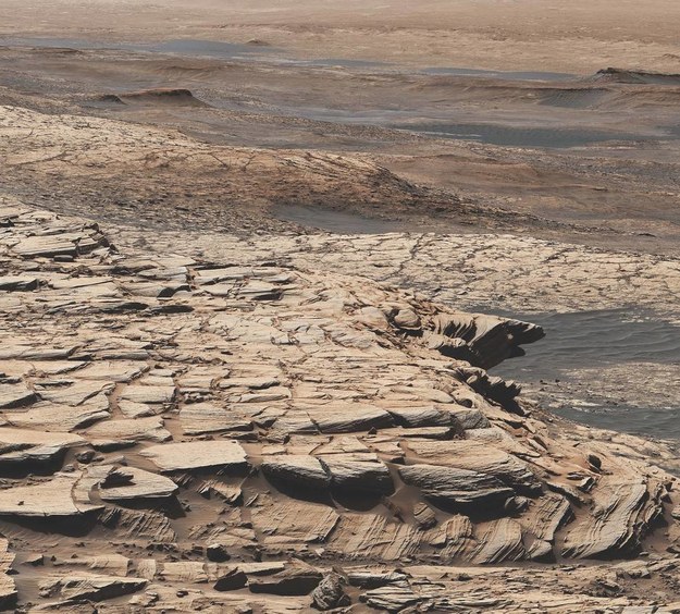 Krater Gale na Marsie – mozaika ze zdjęć zrobionych przez kamerę na łaziku Curiosity /NASA /