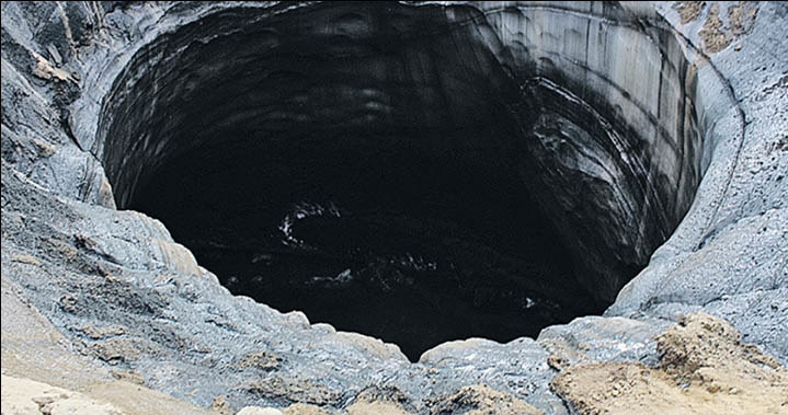 Krater niedaleko wioski Antipajuta ma aż 15 m średnicy /materiały prasowe