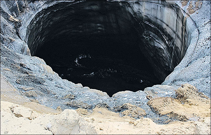 Krater niedaleko wioski Antipajuta ma aż 15 m średnicy /materiały prasowe