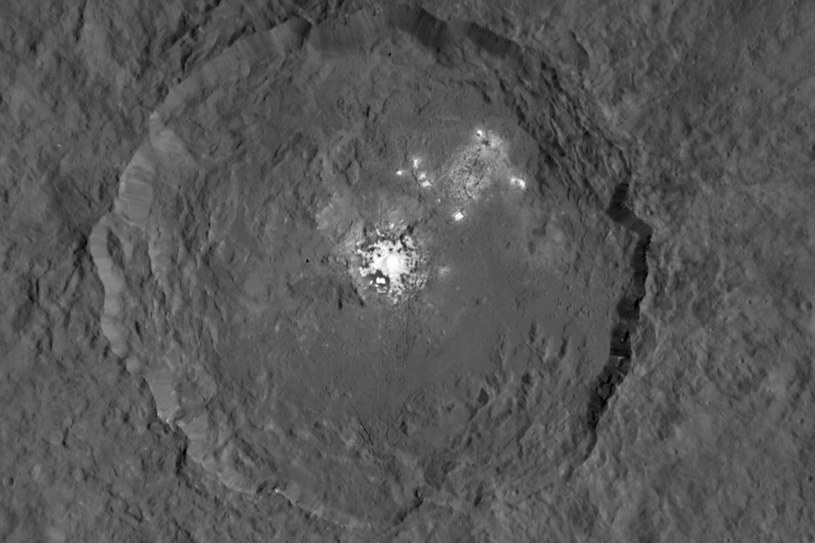 Krater Occator na Ceres z tajemniczymi jasnymi obszarami w swoim wnętrzu /NASA