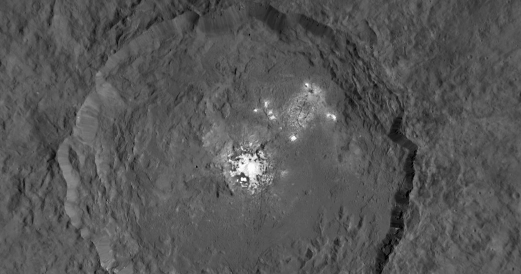 Krater Occator na Ceres z tajemniczymi jasnymi obszarami w swoim wnętrzu /NASA