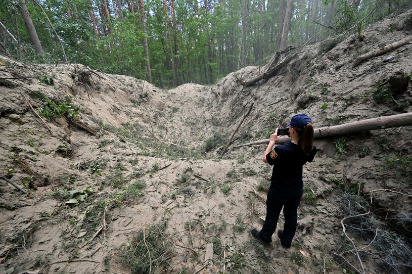 Krater po wybuchu miny koło Czernihowa /SERGEI SUPINSKY / AFP /AFP