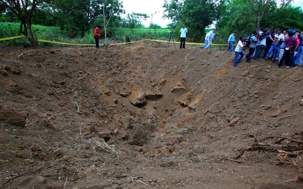 Krater powstał w pobliżu lotniska w Managui /PRESIDENCY OF NICARAGUA/JAIRO CAJINA  /PAP/EPA