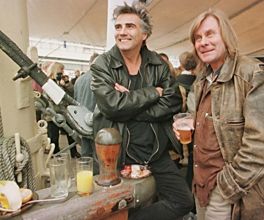 Krauze pochodził z aktorskiej rodziny; sam również próbował sił jako aktor - w 1972 r. wystąpił w filmach "Opis obyczajów" i "Siedemset siedemdziesiąt siedem". Odnalazł się jednak jako reżyser. W 1988 roku w słynnym Zespołem Filmowym TOR, kierowanym przez Krzysztofa Zanussiego i Krzysztofa Kieślowskiego, zadebiutował obyczajowym obrazem "Nowy Jork - czwarta rano" (1988), utrzymanym w klimacie czeskich komedii.

Na zdjęciu - z Filipem Bajonem (P) na pokładzie Daru Pomorza w 1997 roku. 