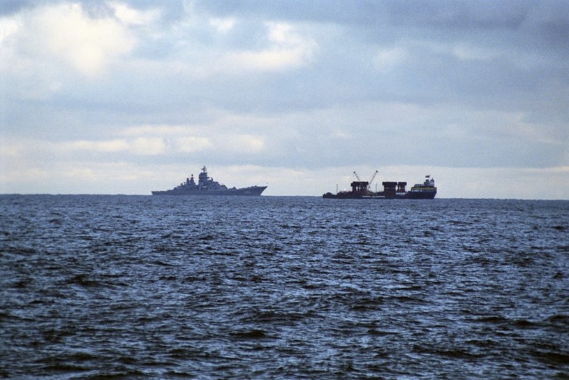 Krążownik "Piotr Wielki" i platforma poszukiwawcza podczas akcji ratunkowej /Oleg Lastochkin /East News