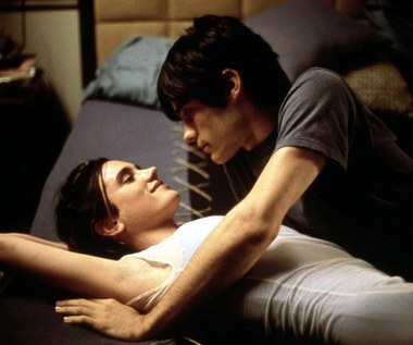 Kreacja w "Requiem dla snu" była pierwszą wielką rolą, która uczyniła z Jennifer Connelly prawdziwą gwiazdę kina. Niepokojący film o utracie własnej tożsamości pod wpływem uzależnień, udowodnił, że Connelly jest aktorką, która nie obawia się zgłębiania niebezpiecznych emocjonalnie obszarów ludzkiej psychiki. 