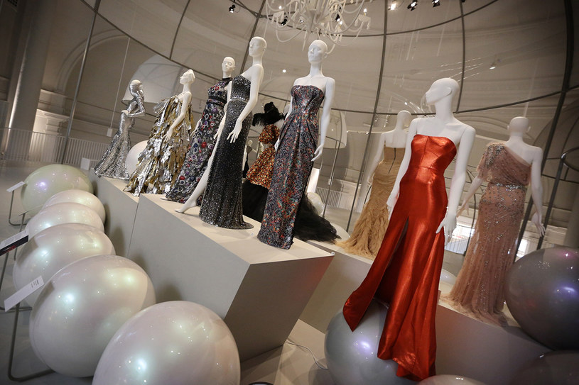 Kreacje największych domów mody na świecie zgromadzono pod jednym dachem /Getty Images
