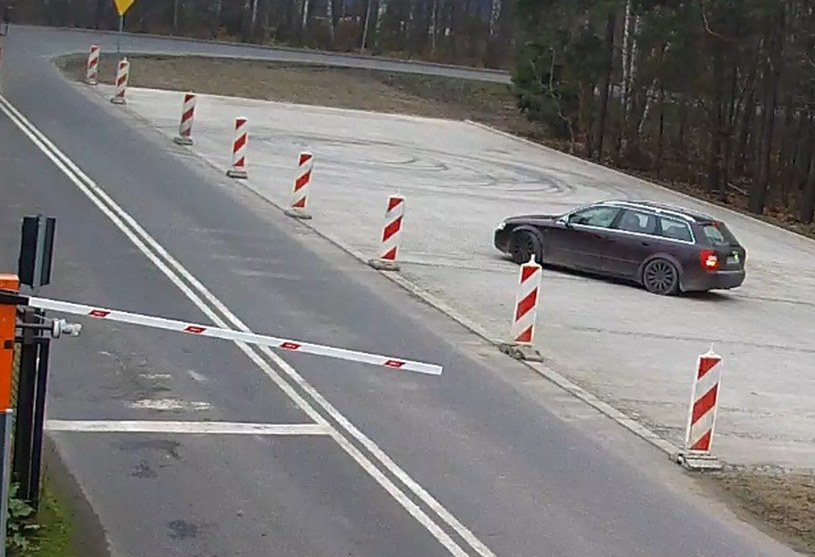 Kręcąc "bączki” zniszczył kostkę brukową /Policja