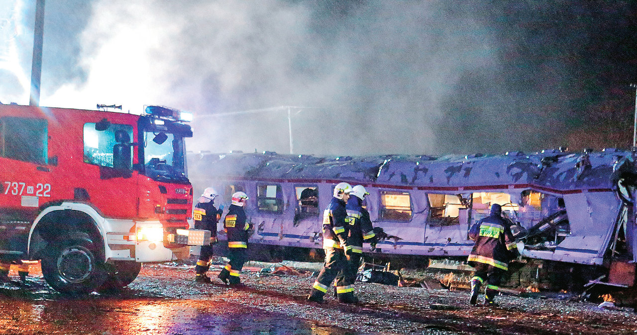 Kręcenie katastrofy pod Żyrardowem okazało się dla aktorów i ekipy niezapomnianą przygodą: – To największe realizacyjnie przedsięwzięcie drugiego sezonu – mówi Maciej Dejczer /Tele Tydzień