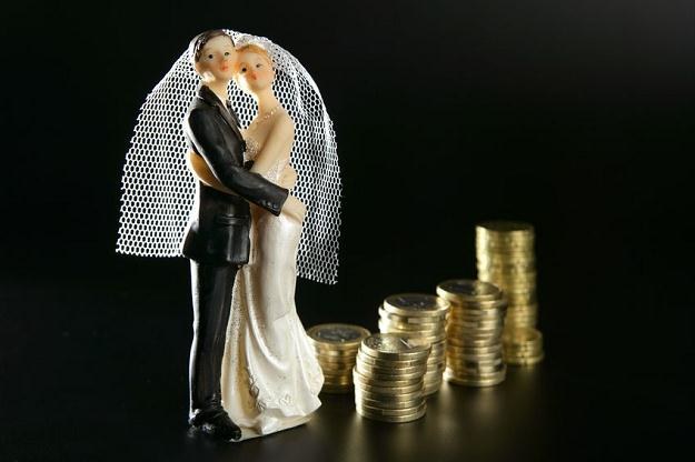 Kredyt często bardziej wiąże dwójkę ludzi niż małżeństwo /&copy;123RF/PICSEL