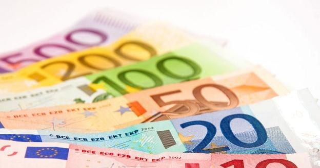 Kredyt mieszkaniowy w unijnej walucie spłaca co najmniej 90 tys. Polaków /&copy;123RF/PICSEL