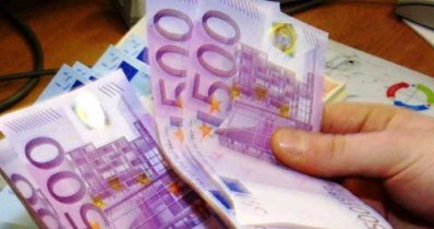 Kredyty w walutach obcych wprowadzają cztery duże banki /AFP