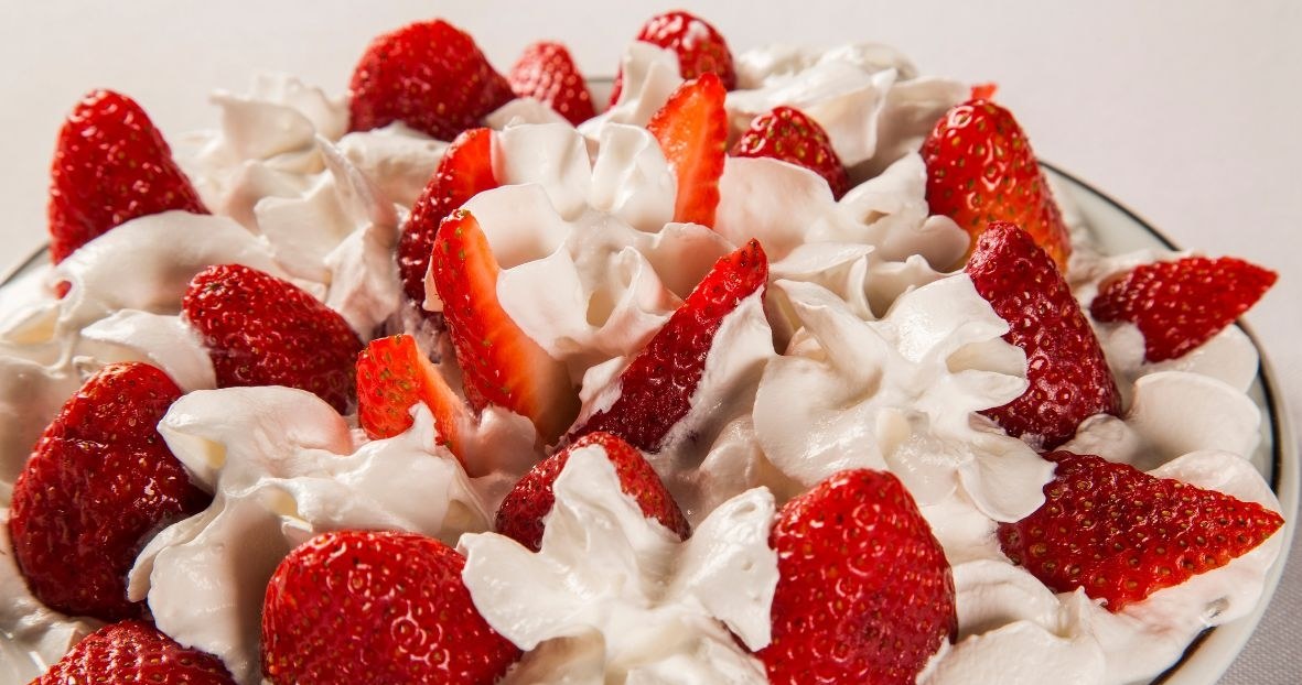 Krem "chantilly" to baza najprostszego deseru na lato z truskawkami /BrazilPhotos /Canva Pro