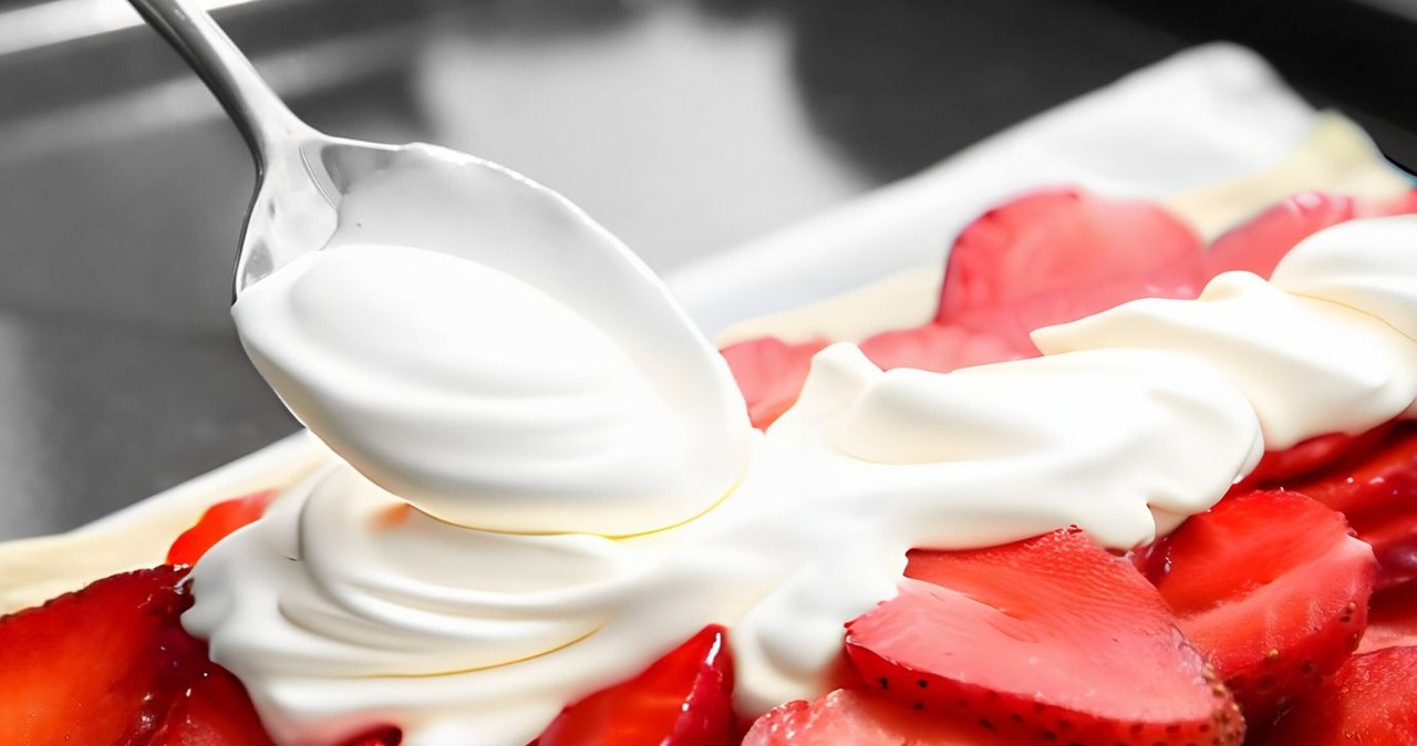 Krem "chantilly" z truskawkami to najlepszy deser na lato /pixelshot /Canva Pro