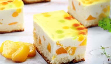 Krem mascarpone, kolorowa galaretka i brzoskwinie. Przepis na ciasto Rusałka