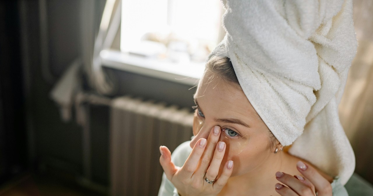 Krem pod oczy z fusów i oleju kokosowego najlepiej nakładać wieczorem /Yan Krukau /pexels.com