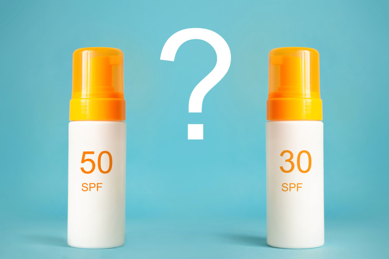 Krem z filtrem SPF 50 chroni bardziej niż 30? Lekarz: To mit!