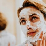 Krem z filtrem SPF cię zapycha? Sekret tkwi w prawidłowym oczyszczaniu