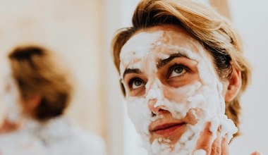 Krem z filtrem SPF cię zapycha? Sekret tkwi w prawidłowym oczyszczaniu