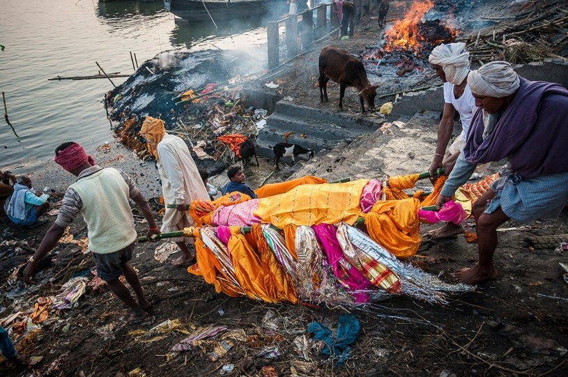 Kremacja na brzegach Gangesu - o tym marzą miliony Hindusów /East News