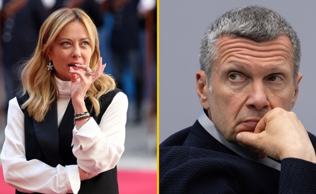Kremlowski propagandysta obrażał Meloni na wizji. Ambasador wezwany do MSZ