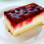 Kremowa masa, biszkopt i galaretka z owocami. Ciasto Baronówna na lato
