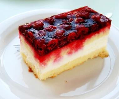 Kremowa masa, biszkopt i galaretka z owocami. Ciasto Baronówna na lato