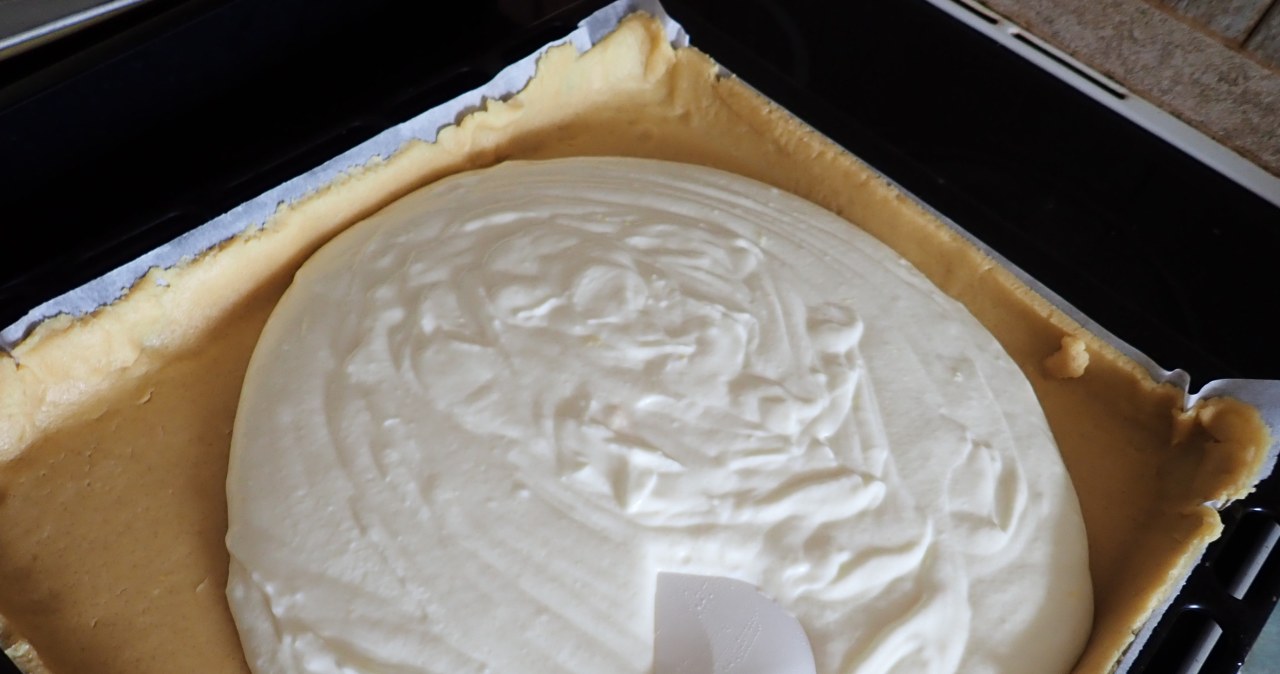 Kremową masę serową należy rozprowadzić na podpieczonym kruchym spodzie /luciezr /123RF/PICSEL