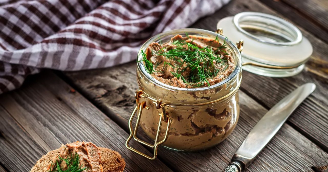 Kremowa pasta z wątróbki drobiowej świetnie nada się na pyszne śniadanie /Vladlenazima /Canva Pro