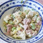 Kremowa sałatka z szynką i awokado. Przekąska, która nasyci na naprawdę długo