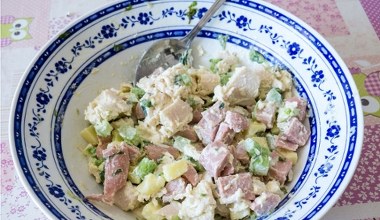 Kremowa sałatka z szynką i awokado. Przekąska, która nasyci na naprawdę długo