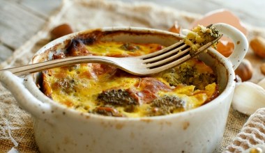 Kremowa zapiekanka z brokułami zachwyci całą rodzinę. Prosty i szybki przepis na obiad