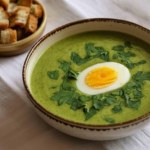 Kremowa zupa pełna zdrowia. Z chrupiącymi dodatkami będzie wiosennym hitem