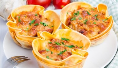 Kremowe w środku, z chrupiącą pierzynką. Babeczki jak lasagne podaj jako ciepłą przekąskę