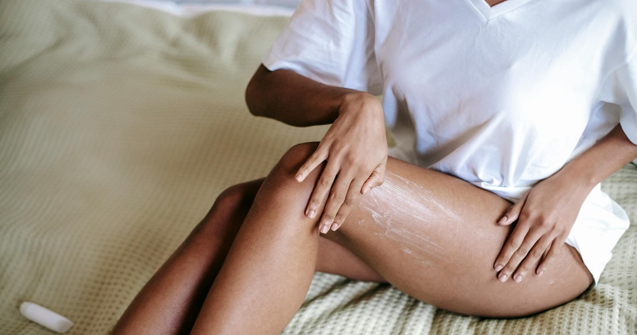 Kremy ujędrniające mogą pomóc wygładzić skórę, ale nie zastąpią efektów zdrowej diety i ćwiczeń /Sora Shimazaki /pexels.com