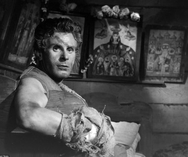 "Kreowany na komika jest w gruncie rzeczy o wiele głębszym aktorem niż wskazuje to, co dane mu było zagrać" - mówił o nim Gustaw Holoubek.

W 1961 roku Gołas stworzył jedną ze swych najlepszych ról filmowych - Hipolita Kalenia w "Ogniomistrzu Kaleniu" w reżyserii Ewy i Czesława Petelskich. 

"Rola ta dała najpełniejszy obraz możliwości aktora. Stworzył bardzo dynamiczną postać żołnierza, który z frontowego wesołka zmienia się w bohatera tragedii" - czytamy w profilu aktora na stronie Culture.pl.