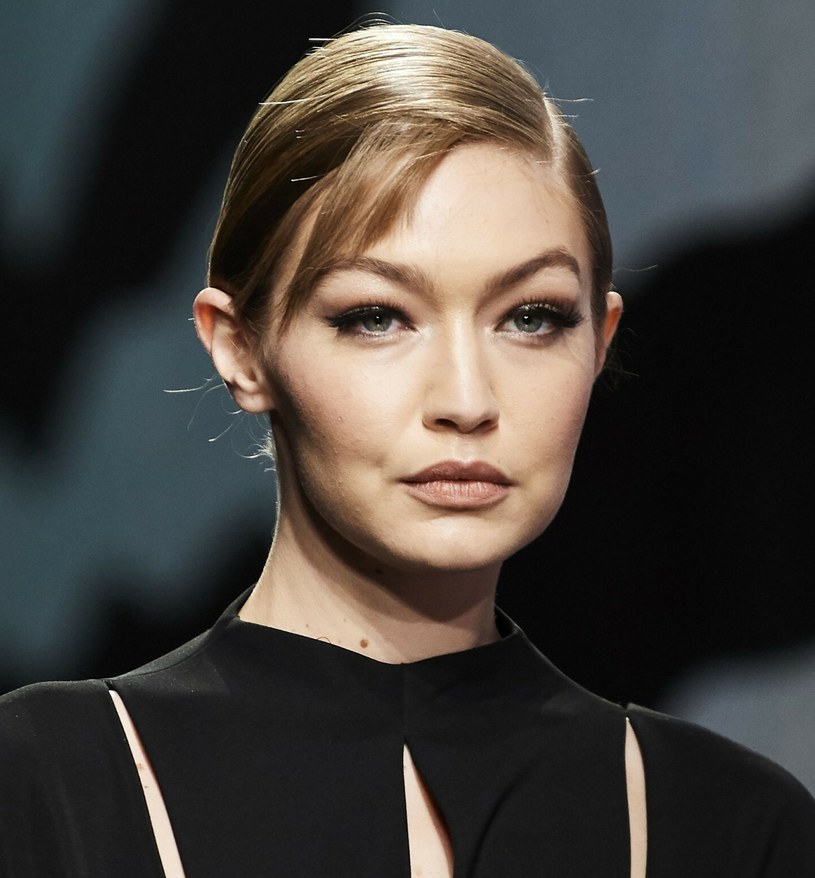 Kreski i ciemne cienie miękko połączone na górnej powiece otwierają optycznie oczy i sprawiają, że wydaje się one większe /Rex Fashion /East News
