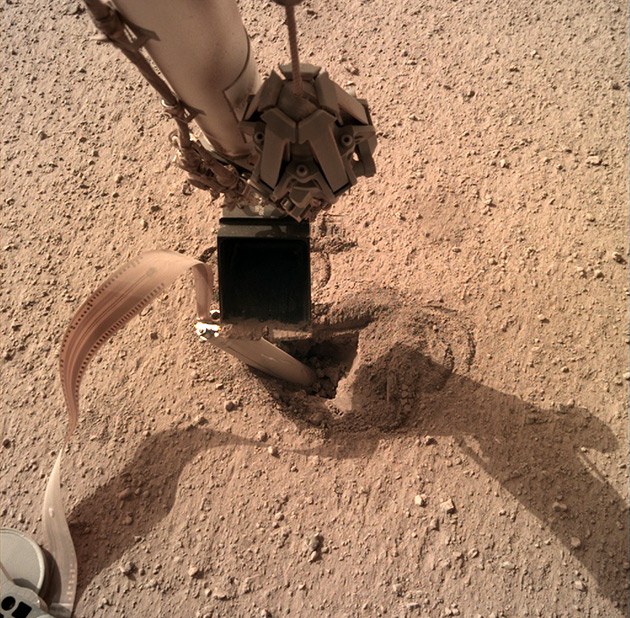 Kret dociskany do gruntu 16 lutego 2020 roku /NASA/JPL-Caltech /Materiały prasowe