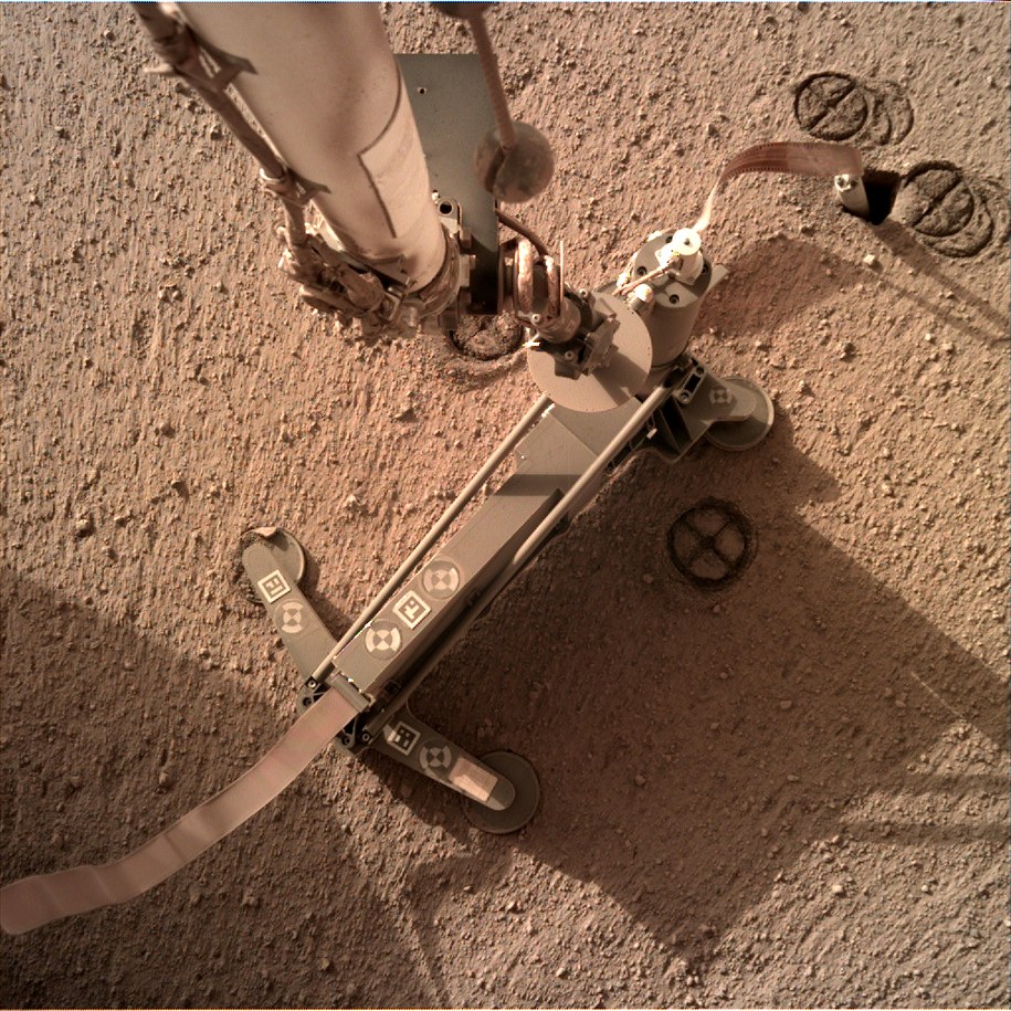 Kret i odstawiona struktura podtrzymująca, widać poprzednie ślady w miejscu, gdzie była ustawiona pierwotnie /NASA/JPL-Caltech /Materiały prasowe