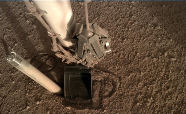 Kret na Marsie częściowo się wykopał