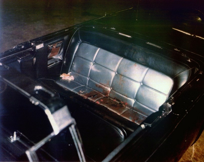 Krew Kennedy'ego na fotelu jego limuzyny. Czy prezydent padł ofiarą politycznego spisku? /East News